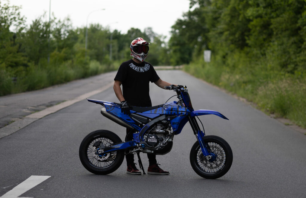 BYD Street Rider Tooqqz_ displaying his black and blue Yamaha graphics